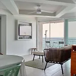 Amazing Oceanfront 2br 奥罗佩萨德尔马